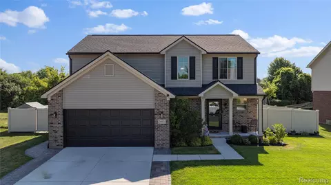 26921 Cedar Run Ct, Woodhaven, MI 48183