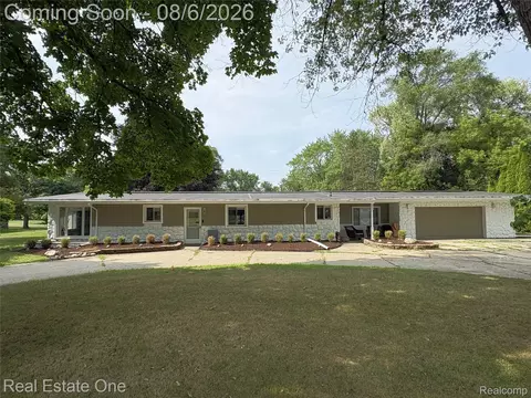 532 Nichols Rd, Auburn Hills, MI 48326