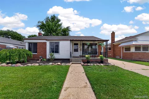 28202 Hollywood St, Roseville, MI 48066