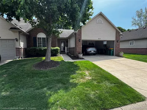 312 Redmaple Ln #30, Brighton, MI 48116