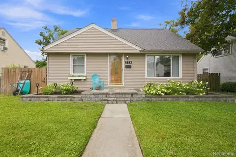 309 S Chocolay Ave, Clawson, MI 48017