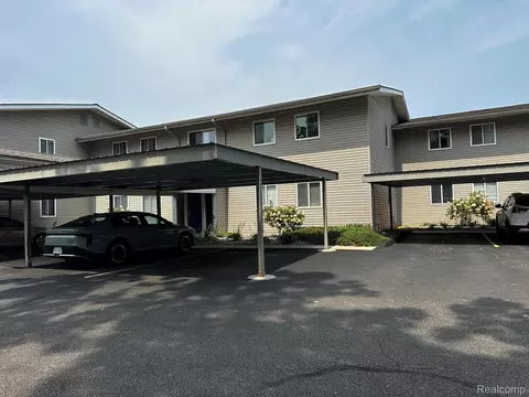 4932 Lake Point Dr, Waterford, MI 48329