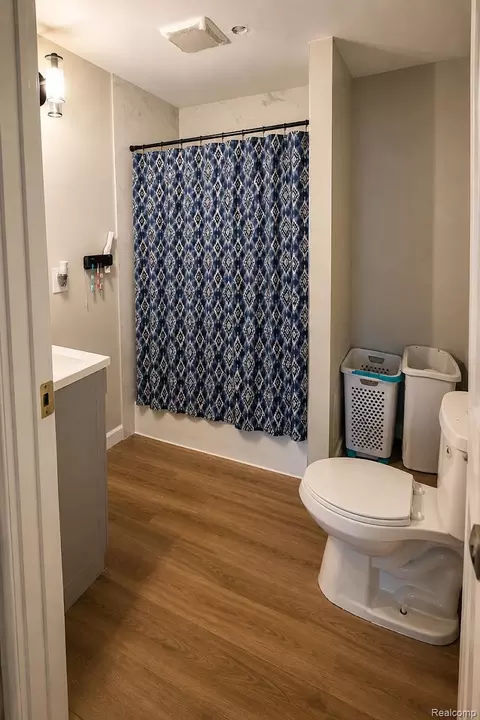Bath - 4520 Edwards Ave, Flint, MI 48505 photo 1 of 1