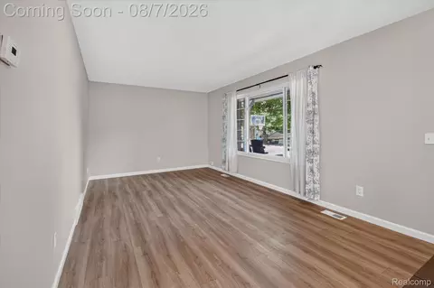 Living - 12232 Dentonview Dr, Tyrone, MI 48430 photo 2 of 4