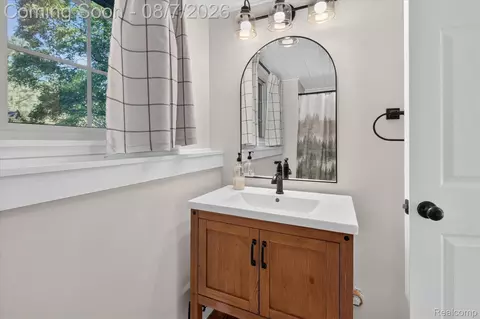 Bath - 12232 Dentonview Dr, Tyrone, MI 48430 photo 2 of 4