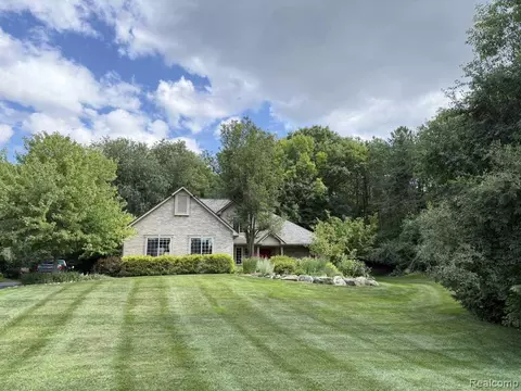 145 Howland Pines Dr, Oxford, MI 48371