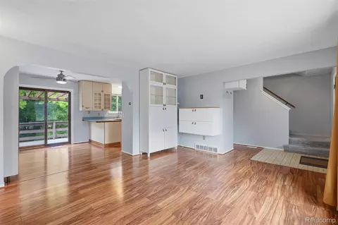 Living - 968 Parallel St, Fenton, MI 48430 photo 2 of 3