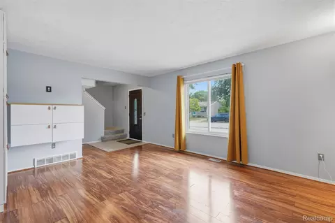 Living - 968 Parallel St, Fenton, MI 48430 photo 3 of 3