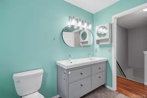 Bath - 968 Parallel St, Fenton, MI 48430 photo 2 of 3