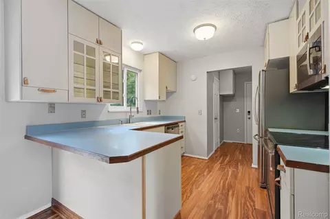 Kitchen - 968 Parallel St, Fenton, MI 48430 photo 2 of 3