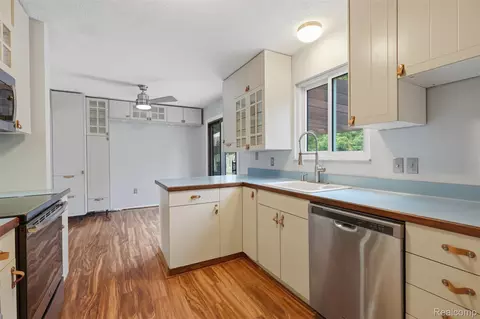 Kitchen - 968 Parallel St, Fenton, MI 48430 photo 3 of 3