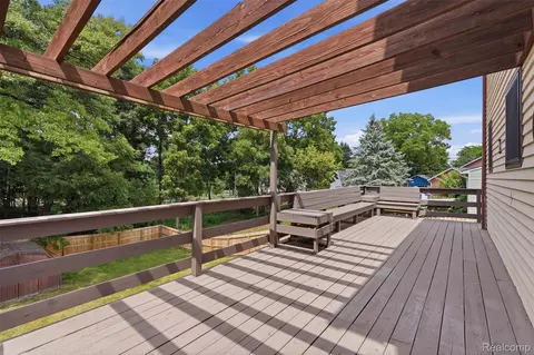 Exterior - 968 Parallel St, Fenton, MI 48430 photo 2 of 7
