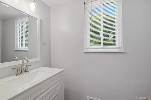 Bath - 968 Parallel St, Fenton, MI 48430 photo 1 of 3