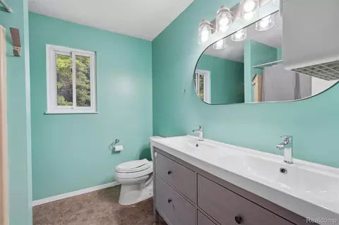 Bath - 968 Parallel St, Fenton, MI 48430 photo 3 of 3