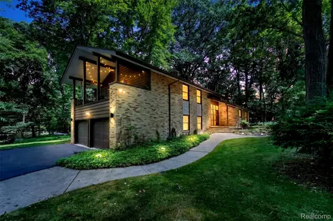 7388 Lindenmere Dr, Bloomfield Hills, MI 48301