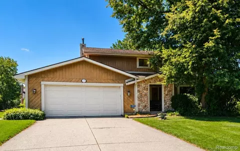 22783 Shadowglen Dr, Farmington Hills, MI 48335