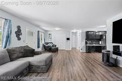 Entry Way - 4484 Cedardale Ln, Flushing, MI 48433 photo 3 of 4