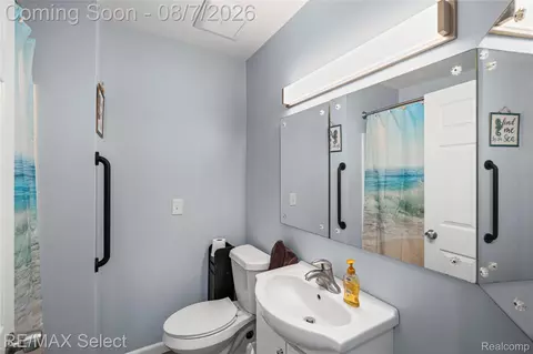 Bath - 4484 Cedardale Ln, Flushing, MI 48433 photo 4 of 5