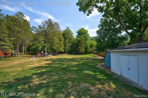 Exterior - 4484 Cedardale Ln, Flushing, MI 48433 photo 4 of 4
