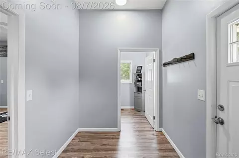 Entry Way - 4484 Cedardale Ln, Flushing, MI 48433 photo 4 of 4