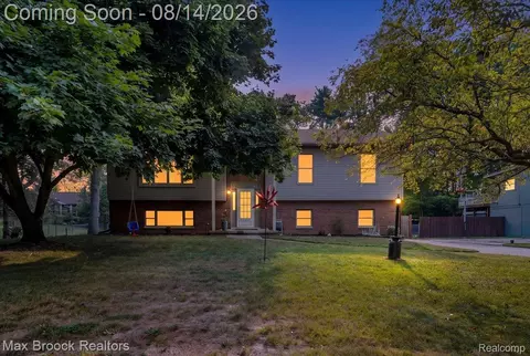 1753 Weymouth St, West Bloomfield, MI 48324