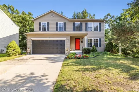 153 Cascade Ln, Waterford, MI 48327