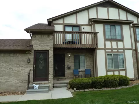 958 Country Club Dr #6, Saint Clair Shores, MI 48082