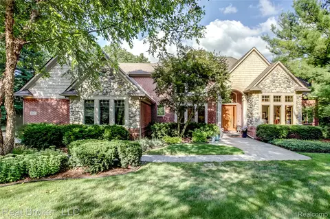 9017 Stoney Creek Dr, Green Oak, MI 48178