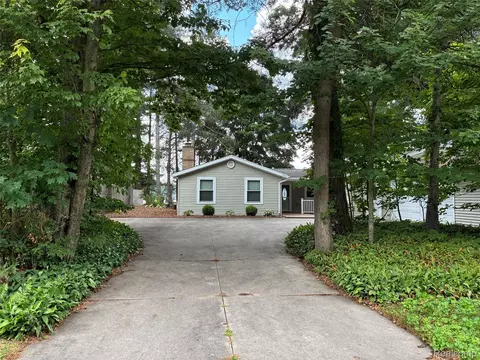 2737 N Lakeview Dr, Jerome, MI 48657