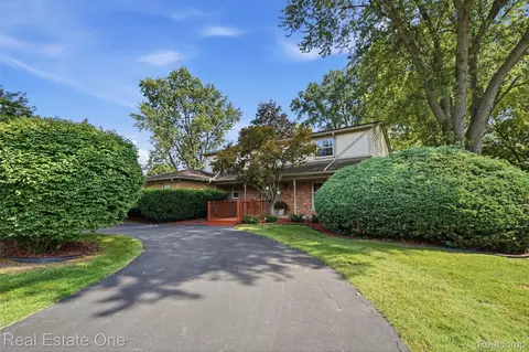 30752 Woodstream Ct, Farmington Hills, MI 48334