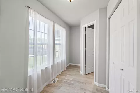 Entry Way - 7342 River Rock Dr, Davison, MI 48423 photo 4 of 11