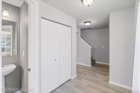 Entry Way - 7342 River Rock Dr, Davison, MI 48423 photo 6 of 11