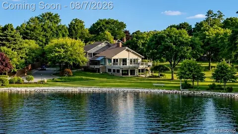 3850 Pine Harbor Dr, West Bloomfield, MI 48323