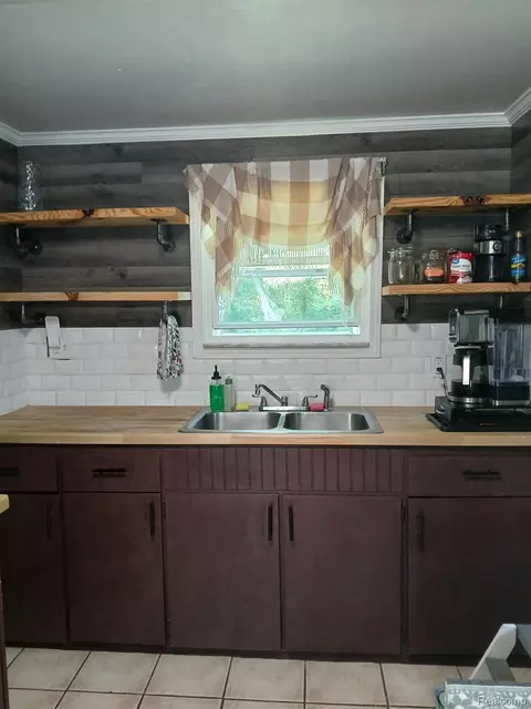 Kitchen - 5349 E Carpenter Rd, Flint, MI 48506 photo 2 of 3