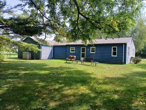 Exterior - 5349 E Carpenter Rd, Flint, MI 48506 photo 4 of 5