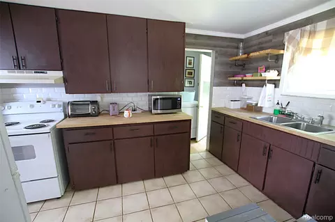 Kitchen - 5349 E Carpenter Rd, Flint, MI 48506 photo 1 of 2