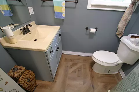 Bath - 5349 E Carpenter Rd, Flint, MI 48506 photo 2 of 2
