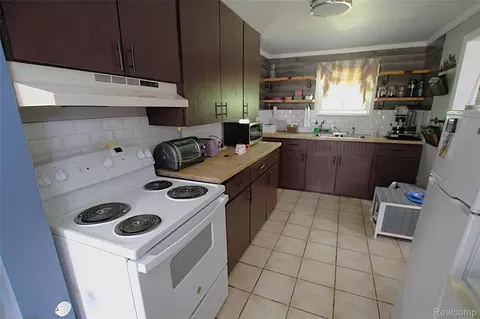 Kitchen - 5349 E Carpenter Rd, Flint, MI 48506 photo 2 of 2