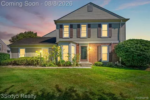 1189 Pine Ridge Ct, Rochester Hills, MI 48306