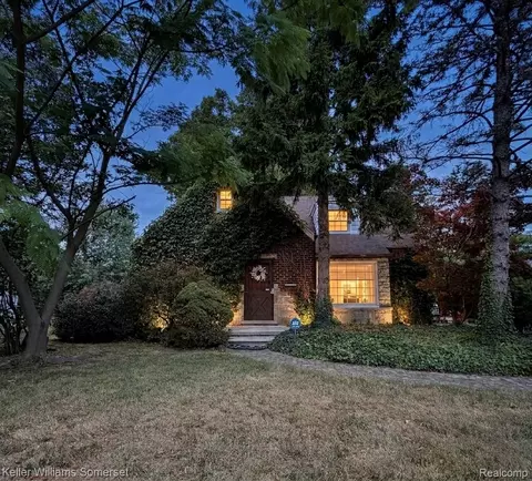 20695 Huntington Ave, Harper Woods, MI 48225