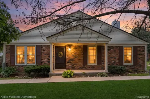 7762 Lake Ridge Dr, Waterford, MI 48327