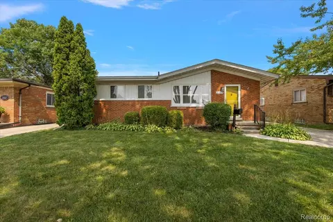 21513 Willow Wisp St, Saint Clair Shores, MI 48082