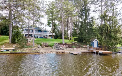900 Indianwood Rd, Orion, MI 48362
