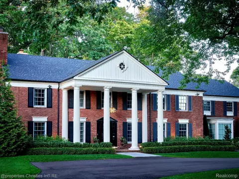 950 E Glengarry Cir, Bloomfield Hills, MI 48301