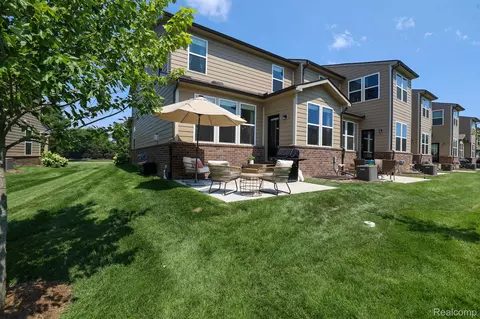 1983 Addison Cir, Walled Lake, MI 48390