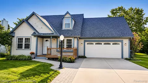 302 Oxford Lake Dr, Oxford, MI 48371