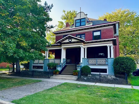 96 Vinewood St, Wyandotte, MI 48192
