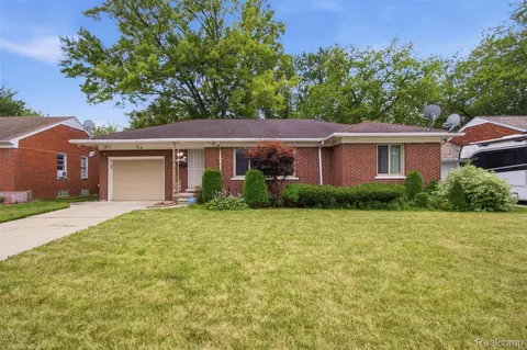 20310 Woodside St, Harper Woods, MI 48225