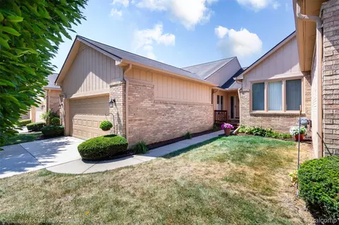 35181 White Pine Trl, Farmington Hills, MI 48335
