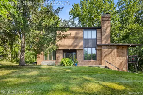 101 Wimberly Dr, Rochester Hills, MI 48306